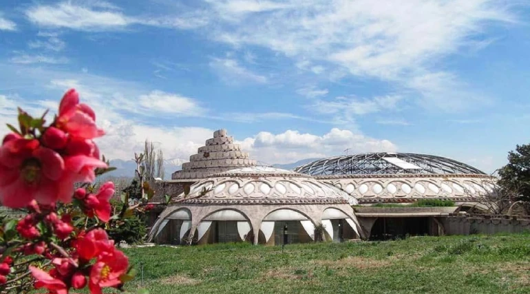 کاخ مروارید کجاست؟