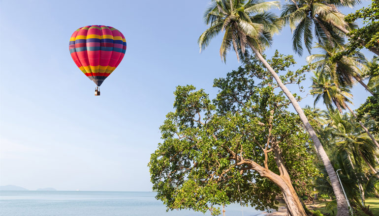 اسکله تفریحی کیش و تجربه هر تفریح آبی که فکرش را بکنید 6 بالن سواری در کیش