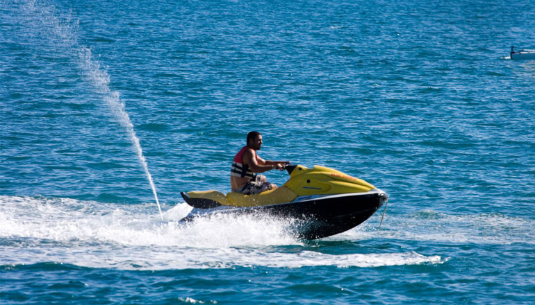 اسکله تفریحی کیش و تجربه هر تفریح آبی که فکرش را بکنید 11 تجربه جت اسکی در اسکله تفریحی کیش