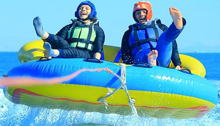 اسکله تفریحی کیش و تجربه هر تفریح آبی که فکرش را بکنید 15 بنانا سواری در اسکله تفریحی کیش