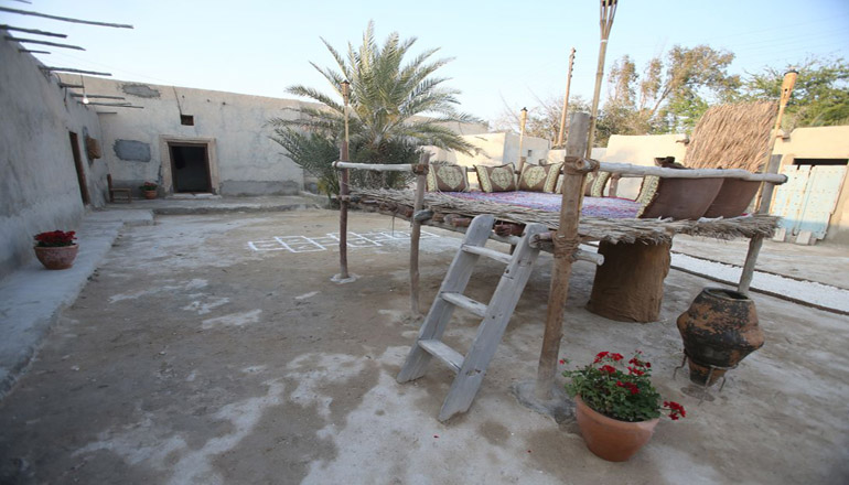 خانه بومیان کیش و سفری کوتاه به اعماق تاریخ جزیره 15 فضای حیاط خانه زیبا و محلی