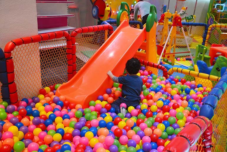 بازی کودکان در شهربازی