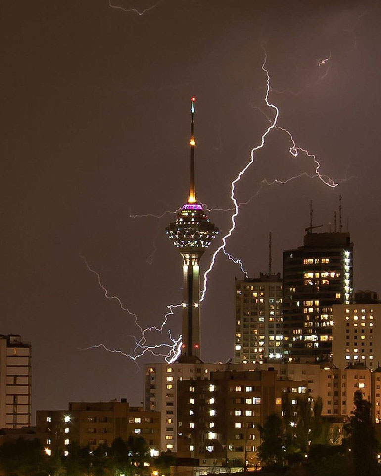 عکس برج میلاد در شب