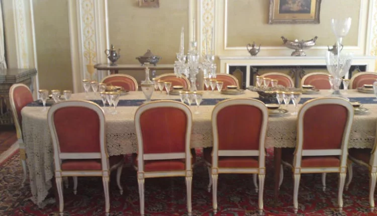 اتاق غذاخوری کاخ نیاوران