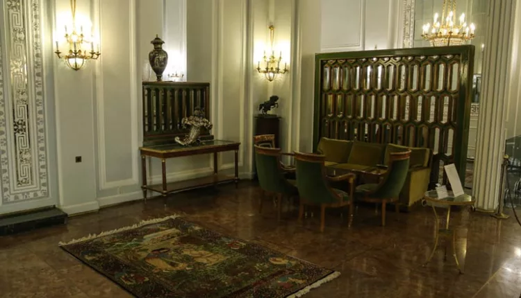 اتاق و میز آرایش فرح