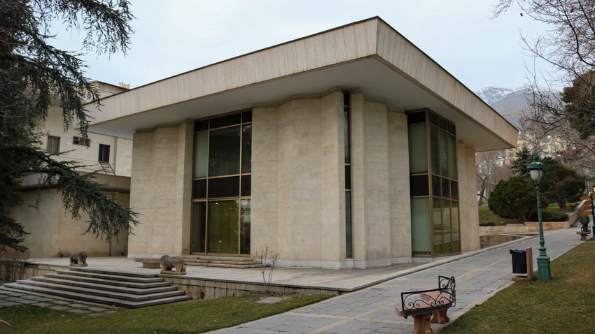 کتابخانه اختصاصی با کتبی از Walt Disney، پروین اعتصامی و آثاری دیگر