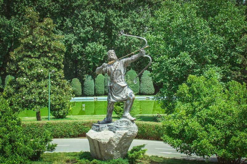 مجسمه آرش کمانگیر در کاخ سعدآباد از فهرست موزه های تهران