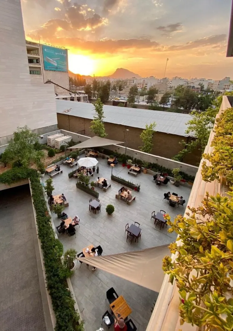 کافه فضای باز شیراز