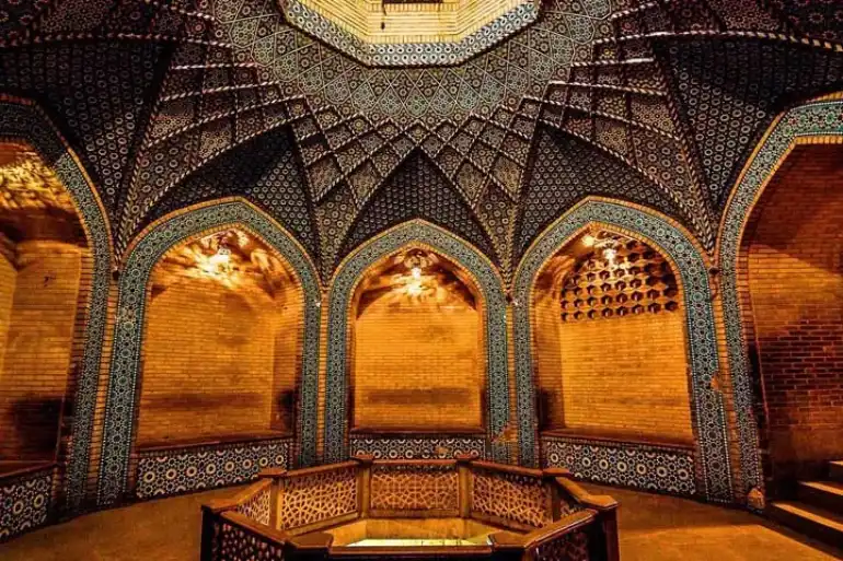 داخل آرامگاه سعدی